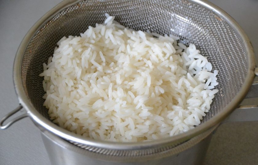 1. Этап. Голубцы по-цыгански: Отварите рис в подсоленной воде, слегка не доваривая до готовности, откиньте его на сито.