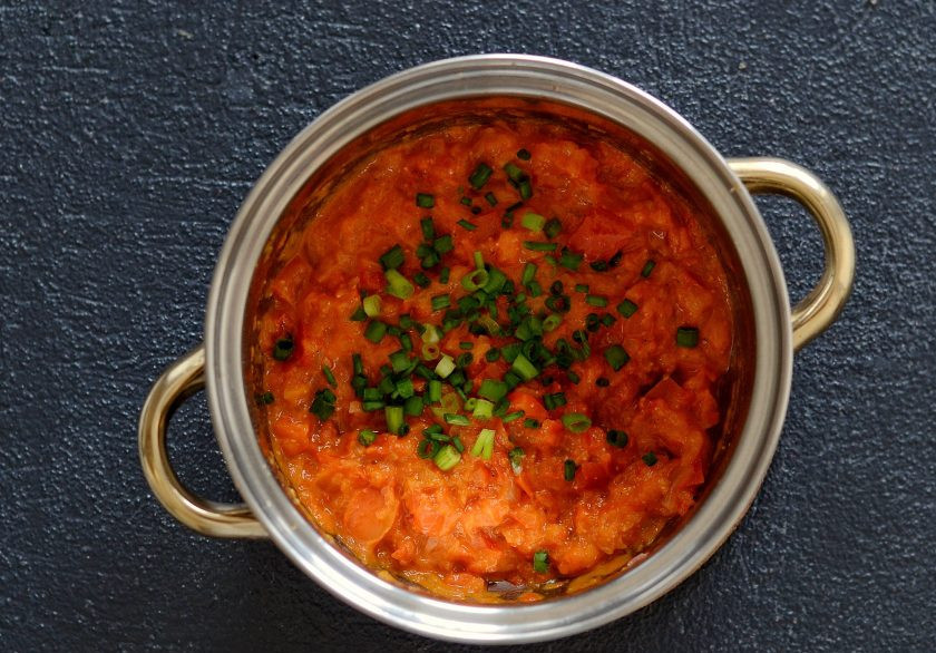 1. Этап. Соус лечо: Затем влейте уксус, проварите соус ещё 5 минут. Измельчите погружным блендером до желаемой консистенции. В конце добавьте мелко порубленный зеленый лук, перемешайте.