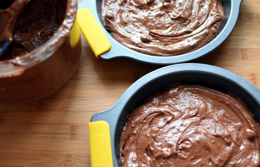 1. Этап. Великолепный шоколадный пирог: Выложите тесто в три одинаковые, подготовленные формы диаметром 18-20 см и выпекайте в прогретой до 180 градусов духовке минут 20-25 – до сухой зубочистки. Не пересушивайте!