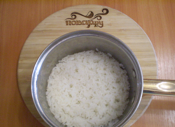 1. Этап. Лаваш с рисом и яйцом: Отварите рис в соленой воде до готовности.