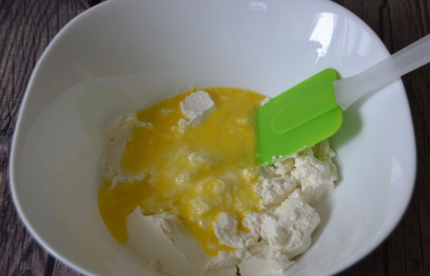 1. Этап. Сырники из рикотты: В миску выложите рикотту, вбейте яйцо, добавьте сахар, ванильный сахар, щепотку соли.