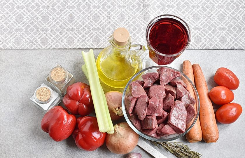 1. Этап. Мясо в вине: Подготовьте ингредиенты.