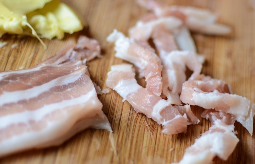 1. Этап. Яичница с авокадо: Бекон порезать.