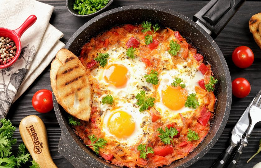 1. Этап. Шакшука с перцем: Перед подачей на стол добавьте зелень. Приятного аппетита!