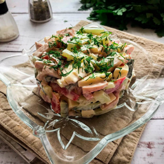 Салат София с копченым сыром