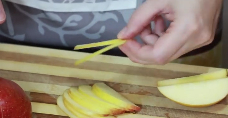 1. Этап. Легкий рецепт десерта: Промойте, очистите яблоки от сердцевины, нарежьте их тонкими слайсами.