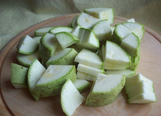 1. Этап. Кабачки с куриным филе: Молодой кабачок нарезаем на четвертинки.