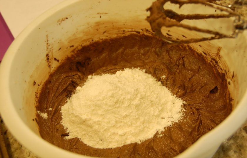 1. Этап. Очень шоколадный торт: 9. Введите мучную смесь в масляную и на низкой скорости смешайте миксером.