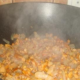 1. Этап. Лисички жареные: Добавить в сковороду к нему лисички.