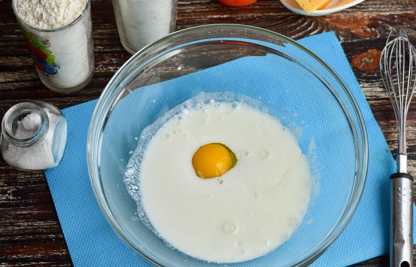 1. Этап. Заливной пирог с помидорами и сыром: Вбейте яйцо и снова перемешайте.