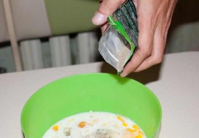 1. Этап. Куриная грудка в омлете: Смешайте яйца, молоко, соль, перец и взбейте миксером.