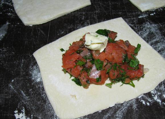 1. Этап. Пирожки с красной рыбой: 5. Чтобы начинка была более сочной сверху можно положить небольшой кусочек сливочного масла.