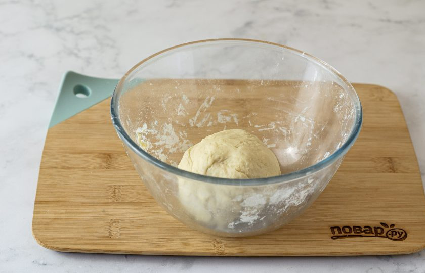 1. Этап. Вегетарианская пицца без дрожжей: Влейте газированную воду и растительное масло, замесите однородное тесто. Прикройте тесто и дайте ему постоять немного.