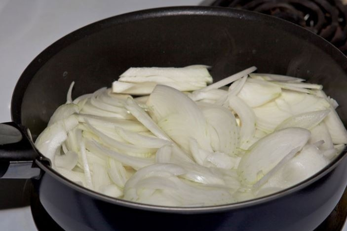 1. Этап. Классический луковый суп: 1. Начните с разогрева 2 столовых ложки оливкового масла в большой сковороде с высокими боками по умеренной высокой температуре. Очистите лук и нарежьте их по длине. Переместите их на сковородку и начните жарить на высокой температуре постоянно помешивая, чтобы лук не пригорал.