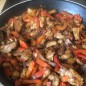 Мясо «Сеул» 500 граммов свинины нарезаем соломкой и выкладываем на разогретую с растительным маслом сковороду. Нарезаем соломкой болгарский перец, лук тонкими кольцами и чеснок мелко. Когда мясо обжарилось, добавляем сначала лук, обжариваем вместе, затем болгарский перец, затем чеснок и постоянно помешиваем. В готовое блюдо добавляем соль, перец, уксус и совый соус. Если вы не любите острое, количество перца уменьшите вполовину, закрываем крышкой и даем 5 мин. настояться. Можно кушать как закуску, а можно сделать любой гарнир: макароны, картошку, гречку! Приятного аппетита!