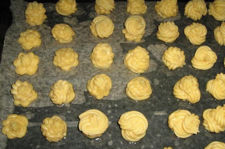 1. Этап. Эклеры со сгущенкой: Противень застелите бумагой для выпечки. С помощью кондитерского шприца выдавите на противень тесто для будущих эклеров. Тесто располагайте на расстоянии в несколько см друг от друга. Запекать в духовке 35-40 минут, температура 180 градусов. Пока эклеры будут печься, духовку нельзя открывать, иначе выпечка осядет.