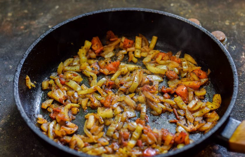 1. Этап. Фунчоза с тунцом: В сковороде прогрейте немного масла, выложите овощи и жарьте несколько минут в масле — до готовности.
