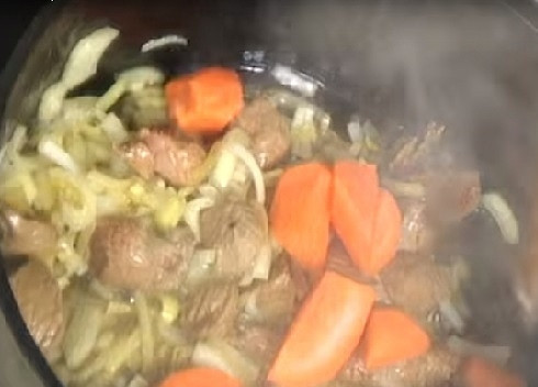 1. Этап. Бастырма: Морковь нарезаем на крупные кусочки и добавляем к мясу с луком. Солим и обжариваем, часто помешивая минут 10. Затем добавим все специи, перемешаем и обжариваем еще минуту-полторы.