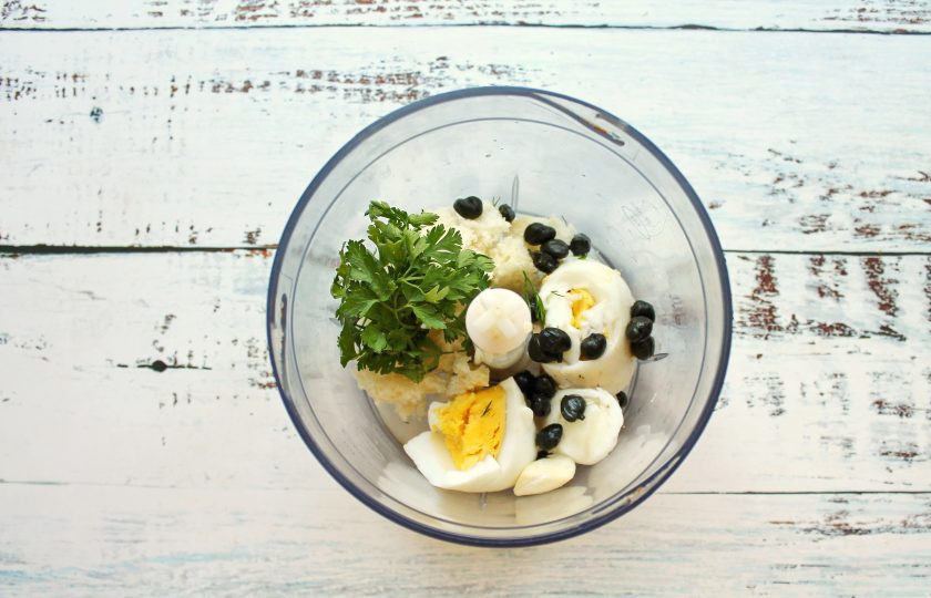 1. Этап. Лампредотто: Приготовьте соус. Для этого в чашу блендера выложите отварное яйцо, каперсы, чеснок, петрушку, булку и влейте винный уксус и оливковое масло. Пробейте все до однородной массы.