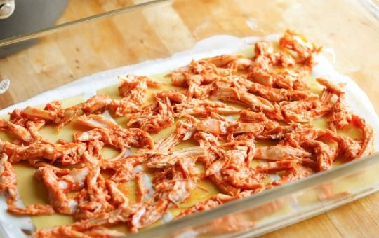 1. Этап. Куриная лазанья: 9. В форму для запекания выложите несколько ложек соуса, затем уложите несколько листов пасты (отварной).