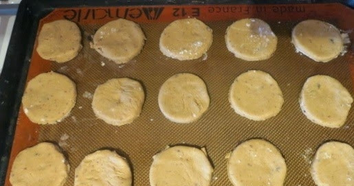 1. Этап. Веганское овсяное печенье: Выложите печенье на противень, застеленный пергаментом или силиконовым ковриком, и выпекайте 10 минут в разогретой духовке при 200 градусах.