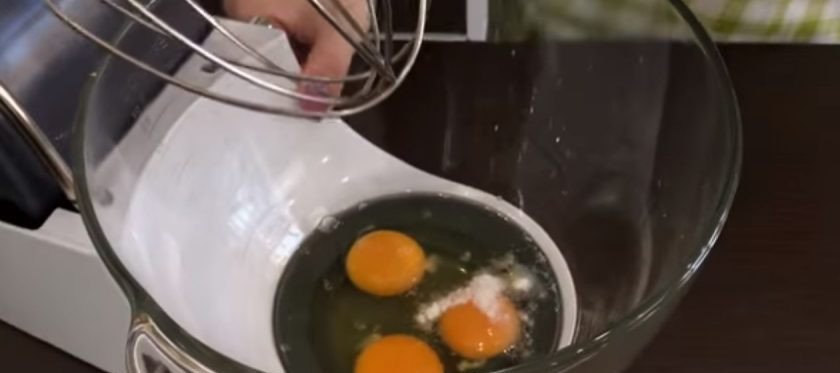 1. Этап. Булочки-плетенки с корицей и маком: 1. Приготовьте тесто: половину муки смешайте с сахаром, дрожжами, молоком. Отложите тесто в сторону и взбейте яйца комнатной температуры с солью до густой устойчивой пены.