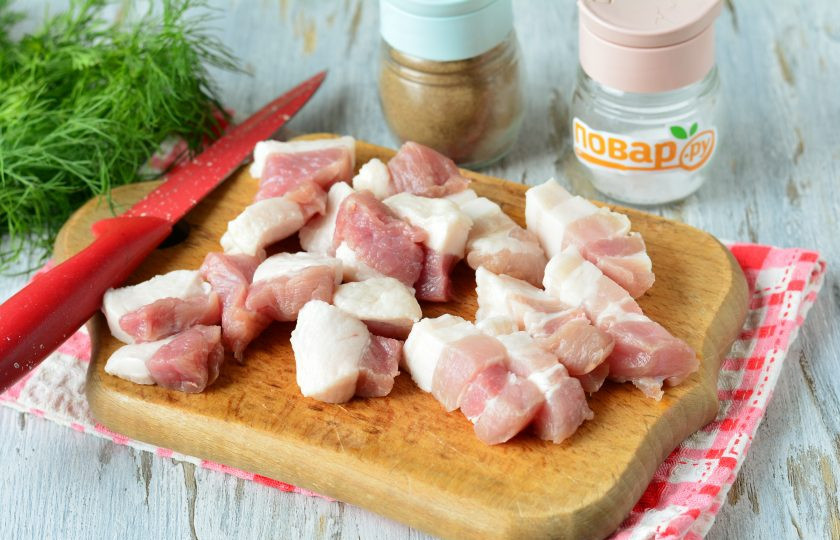 1. Этап. Жареная картошка с грудинкой: Свиную грудинку нарежьте средними кусочками.