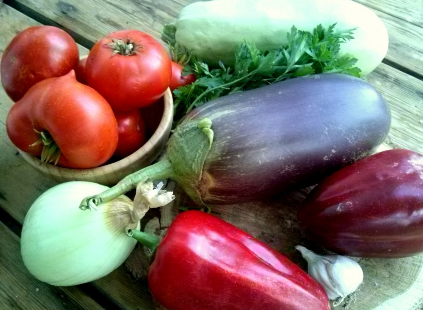 1. Этап. Рататуй из баклажанов и кабачков: 1. Подготовьте ингредиенты: вымойте овощи.