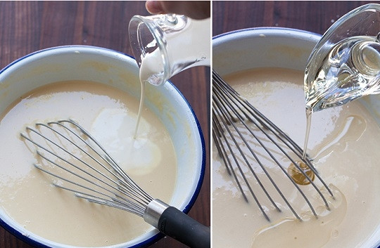 1. Этап. Бабушкины блины: 4. В конце добавьте сливки и растительное масло. Еще раз перемешайте — и можно разогревать сковороду.