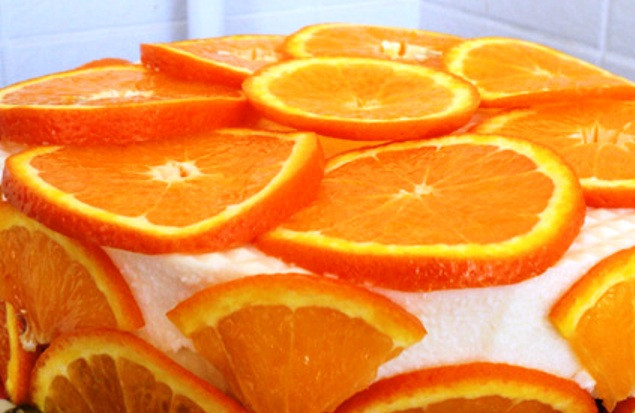 1. Этап. Торт с апельсинами и йогуртом: Апельсин нарежьте дольками и украсьте торт.