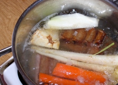 1. Этап. Суп гороховый с копченостями: Перекладываем в кастрюлю ребрышки и овощи, заливаем литром воды и ставим вариться минут на 40-45, чтобы мясо на косточках стало мягким.