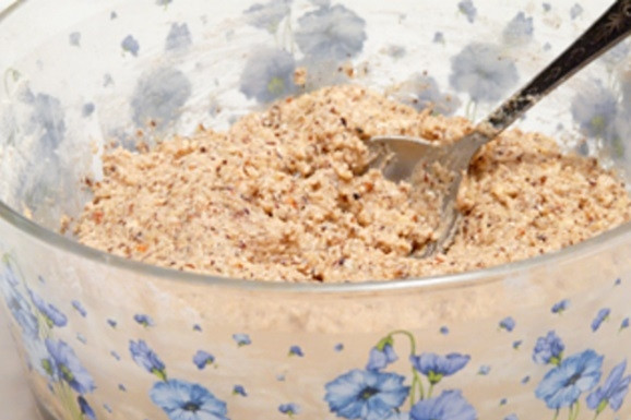 1. Этап. Печенье Пряные звезды: Большую часть белков аккуратно соедините с мукой, корицей, миндалём, эссенцией и ванильным сахаром. Замешайте тесто.