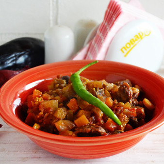 Говядина, тушеная с овощами в томатном соусе