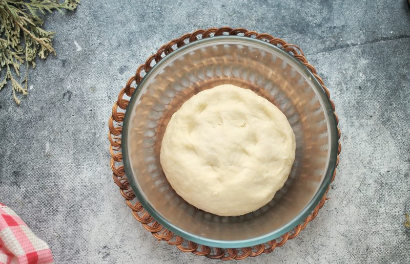 1. Этап. Пельмени из кабана: Просейте в миску муку и замесите мягкое, не липкое тесто. Сформируйте тесто в шар, положите обратно в миску и накройте полотенцем. Оставьте тесто отдыхать на 20-30 минут.