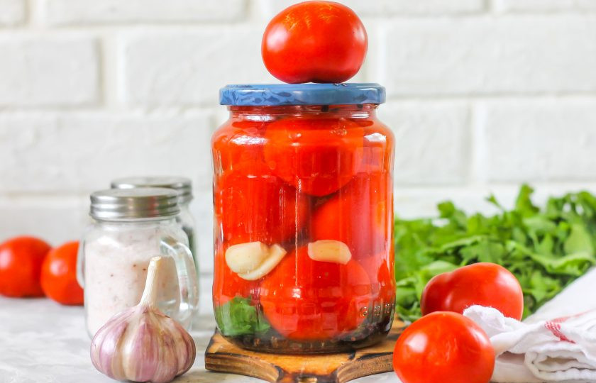 1. Этап. Помидоры без стерилизации: После чего перенесите заготовку в кладовую или погреб, подвал. Она отлично хранится и при комнатной температуре в шкафу.