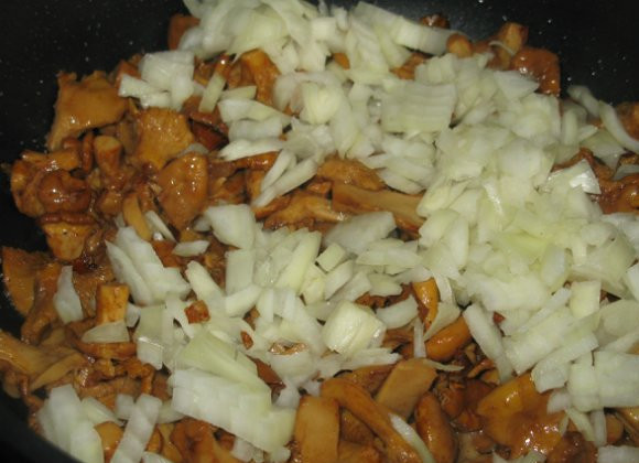 1. Этап. Картошка со свежими грибами жареная: Добавляем лук.