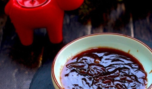 1. Этап. Филе индейки с гранатовой глазурью: Поставьте сотейник на средний огонь, проварите глазурь 5 минут. Процедите глазурь через ситечко, выбросьте цедру и розмарин, снова поставьте на огонь. Смешайте 1 ст. л холодной воды или гранатового (апельсинового) сока с крахмалом в стакане и влейте в кипящую глазурь. Проварите глазурь 30 секунд, интенсивно помешивая. Снимите с огня, добавьте масло, интенсивно размешайте, глазурь должна стать примерно как кисель.