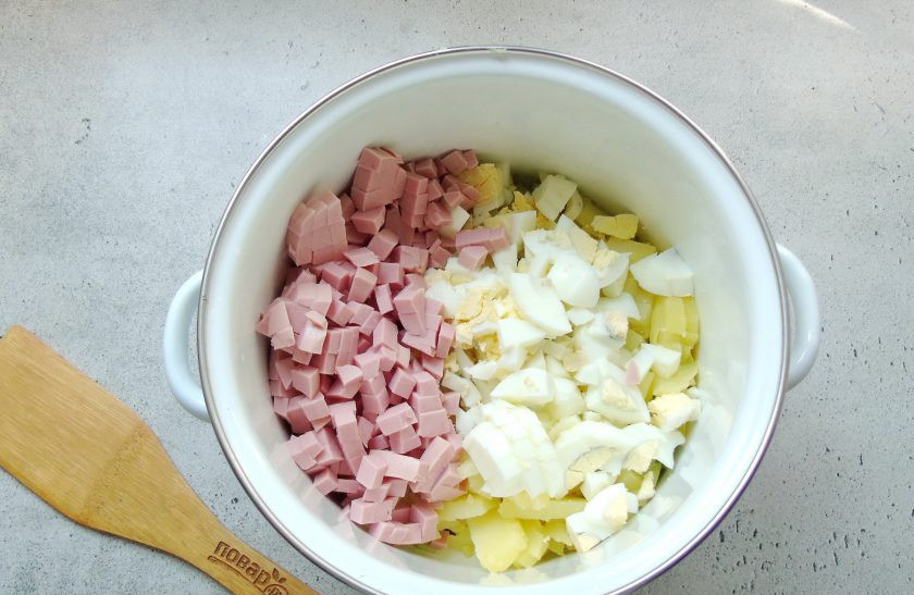 1. Этап. Окрошка на воде с уксусом и майонезом: Точно также нарежьте яйца, сваренные вкрутую и колбасу.