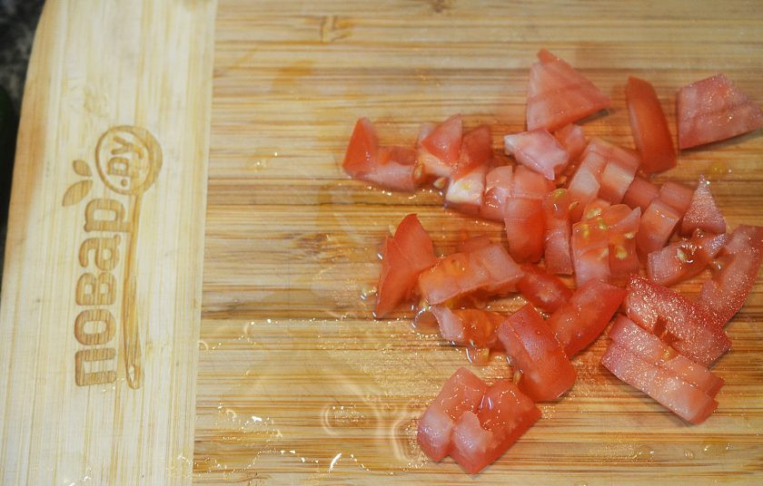 1. Этап. Гаспачо с редисом и фенхелем: 1 помидор нарежьте кубиком.