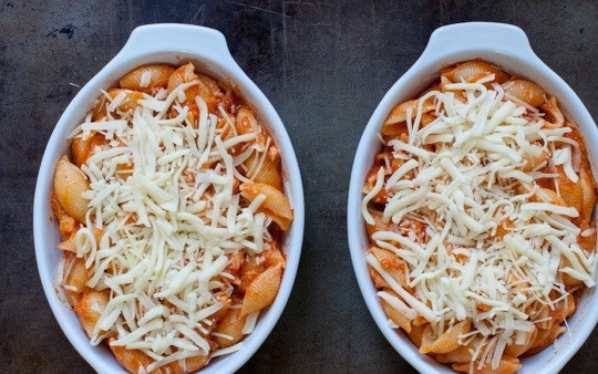 1. Этап. Макаронная запеканка с моцареллой: 6. Жаропрочную форму смажьте небольшим количеством сливочного или оливкового масла. Выложите макароны, а сверху присыпьте тертым твердым сыром. Отправьте в разогретую духовку примерно на полчаса.