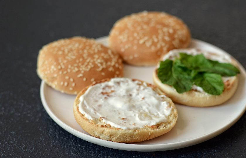 1. Этап. Сладкий бургер: Соберите бургер. Нижнюю булочку намажьте йогуртом, сверху выложите пару листиков мяты.
