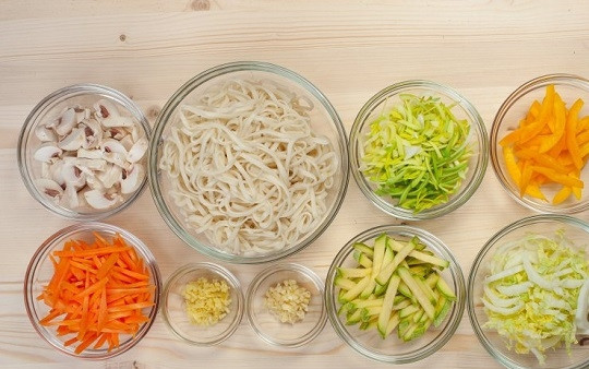 1. Этап. Лапша вок с креветками: 4. За это время можно подготовить овощи. Очистите и нарежьте их тонкой соломкой, измельчите имбирь.