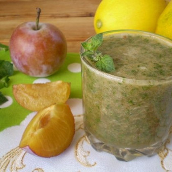 Вкусный зеленый коктейль