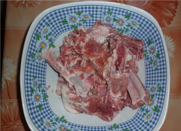 1. Этап. Свиные ребрышки в мультиварке Редмонд: Ребрышки разрезать, немного посолить, поперчить.