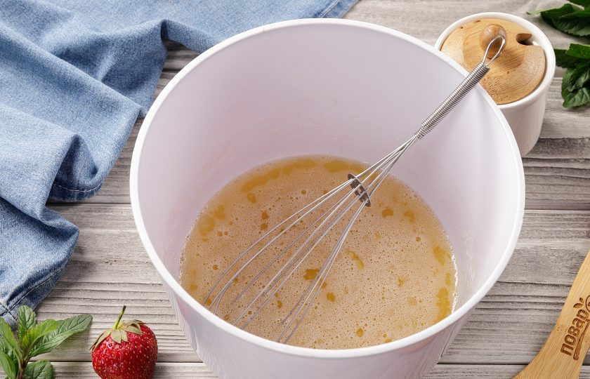 1. Этап. Гонконгские вафли: В глубокой миске взбейте яйца с сахаром, солью и ванилином.