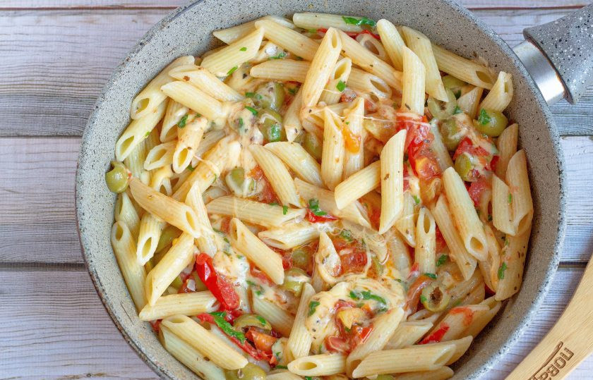 1. Этап. Паста с помидорами и маслинами: Аккуратно всё перемешайте, чтобы сыр начал плавиться. Наше блюдо готово!