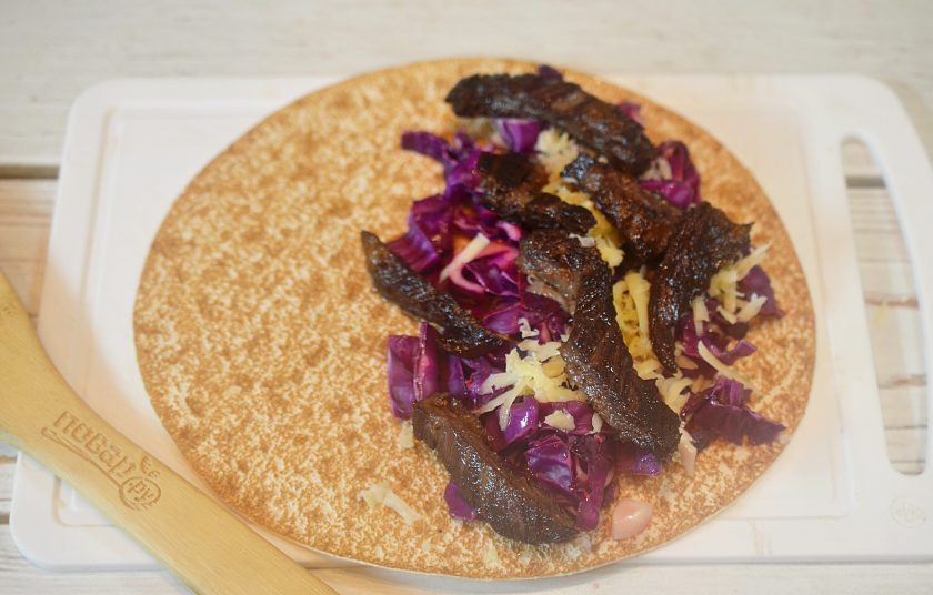 1. Этап. Маисовые лепешки с говядиной: 7. Разложите кусочки говядины.