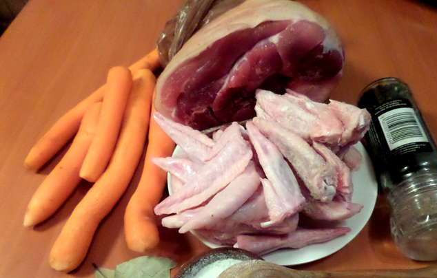 1. Этап. Холодец из куриных крылышек: Подготовьте ингредиенты.