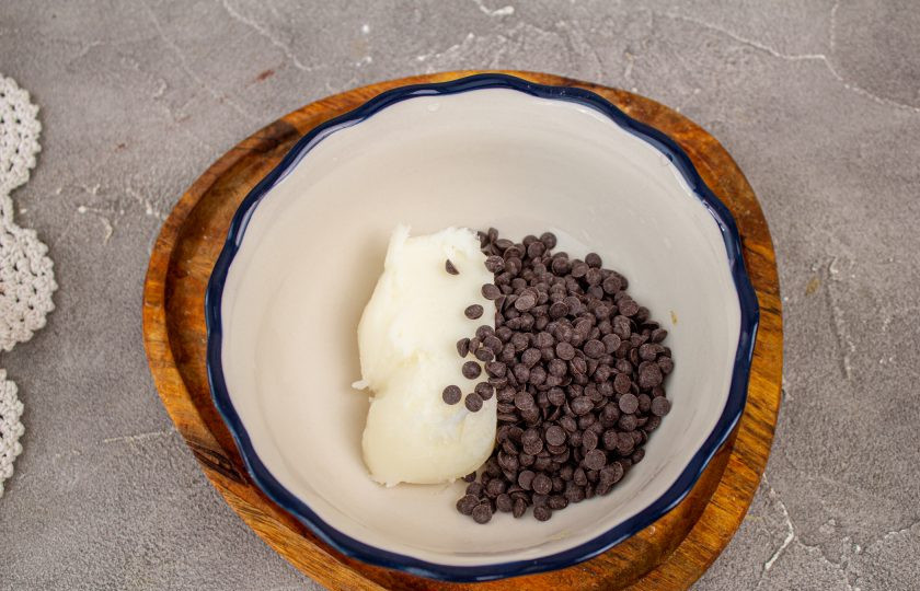 1. Этап. Банановый фадж: В подходящую миску выложите кокосовое масло и черный шоколад.