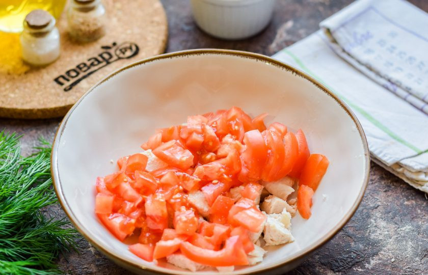 1. Этап. Салат Кокетка с курицей: Помидоры ополосните и просушите, нарежьте томаты небольшими кубиками. Добавьте помидоры к курице.